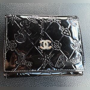 CHANEL GLOSSY CC LOGO PATENT LEATHER WALLET
